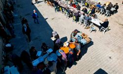 Afyon Özburun'da gurbetçi hayırseverden vefa programı: Mevlit ve yemek ikramı yaptı
