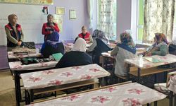 Afyon’da kadın çiftçilere hayvansal üretim eğitimi: Süt hijyeni ve tarım sigortası anlatıldı