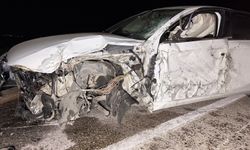 Afyon’da feci kaza: Otomobilin tekerleği koptu, tır tarlaya girdi!