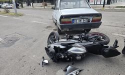 Afyon’da otomobil ile motosiklet çarpıştı: Motosiklet sürücüsü yaralı