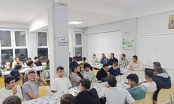 Bolvadin İlçe Milli Eğitim Müdürü Keleş, pansiyonda öğrencilerle çiğ köfte etkinliğinde buluştu