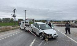Afyon’da otomobil refüje girdi: Sürücü hastaneye kaldırıldı