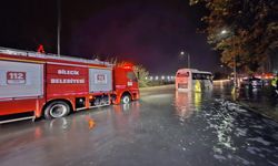 Bilecik'te işçi servisi su birikintisinde mahsur kaldı! AFAD ve itfaiye ekipleri kurtardı