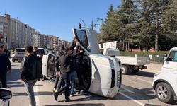 Afyon'da kırmızı ışıkta bekleyen araçlara çarptı! Otomobil devrildi