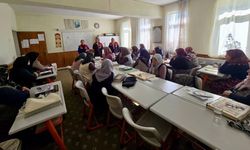Afyon'da kadın çiftçilere hayati uyarı! Hayvandan insana bulaşan hastalıklar anlatıldı