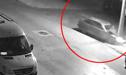 Afyon’da otomobilin elektrik direğine çarptığı anlar kameraya yansıdı