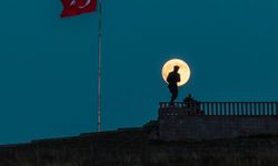 Afyon'da gökyüzü büyüledi! Kocatepe'de Atatürk anıtıyla dolunay buluştu