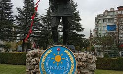 İYİ Parti Afyon Atatürk Anıtı’na çelenk sundu: “Türk milletinin bağımsızlık iradesinin en büyük eseri”