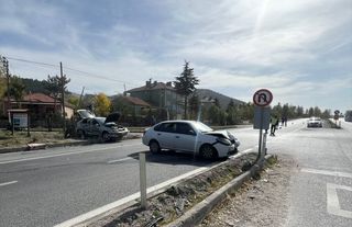Afyon Bolvadin'de otomobiller çarpıştı: Çok sayıda yaralı var!