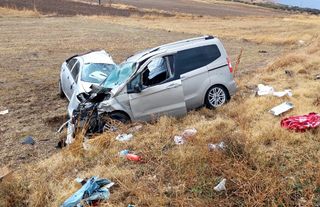 Afyon'da feci kaza: Tıra arkadan çarpıp karşı yönden gelen araçla çarpıştı... Çok sayıda yaralı...