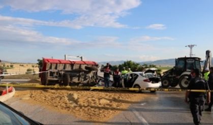 Sandıklı'da feci kaza: Otomobil traktör römorkuna çarptı: 1 ölü, 4 yaralı
