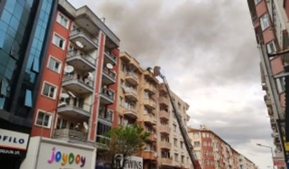 Afyon'da 6 katlı binanın en üst katında yangın çıktı!
