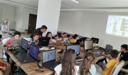 Robotik kodlama öğrenen Bolvadinli çocuklar park sensörlü robot üretti