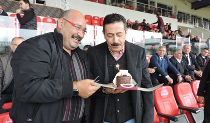 Emniyet Müdürü Ali Temiz’e stadyumda doğum günü sürprizi!
