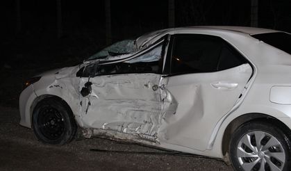 Afyon’da Çay-Dinar yolunda tırla otomobil çarpıştı: 2 yaralı var!