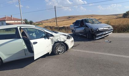 Afyon'da otomobiller kafa kafaya çarpıştı! 2 kişi yaralandı