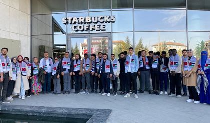 Afyon’da Filistin atkılarıyla Starbucks’a gittiler