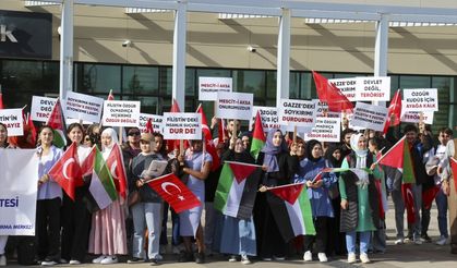 Uşak Üniversitesindeki yabancı uyruklu öğrenciler, İsrail'i protesto etti