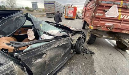 Eskişehir'de pancar yüklü römorkla otomobil çarpıştı: Yaralılar var