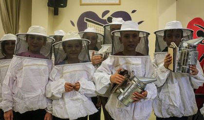 Uşak'ta ilkokul öğrencilerine arıcılık ve arı ürünleri tanıtıldı