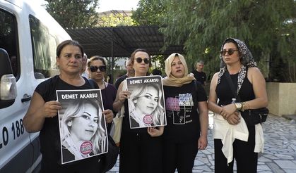 İzmir'de eski eşi tarafından bıçaklanarak öldürülen kadının cenazesi toprağa verildi