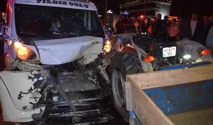 Manisa'da Traktör ile Çekicinin Çarpıştığı Kazada 3 Kişi Yaralandı