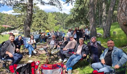 Tatilcilerin Akınına Uğradı: 1450 Rakımlı Gölcük Yaylası’nda İğne Atsan Yere Düşmedi