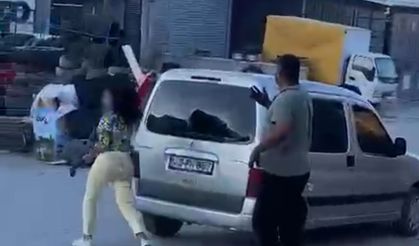 Sinir Krizi Geçiren Kadın Çekiçle Dükkan ve Aracı Parçaladı: O Anlar Kamerada