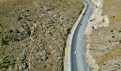 Afyon'da araçları mor renge boyayan yolla ilgili ilginç çözüm: Boya çıkmadı, asfalt kazındı!