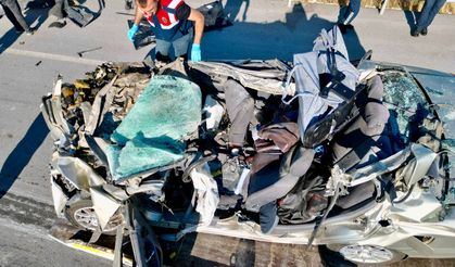 Afyon'da Feci Kaza: Tıra Arkadan Çarpan Otomobilin Sürücüsü Hayatını Kaybetti