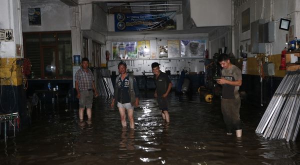 Afyon'da sağanak yağış: İş yerleri ve patates tarlaları sular altında kaldı!