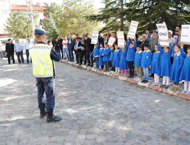 Jandarma Döğer'de öğrencilere trafik eğitimi verdi