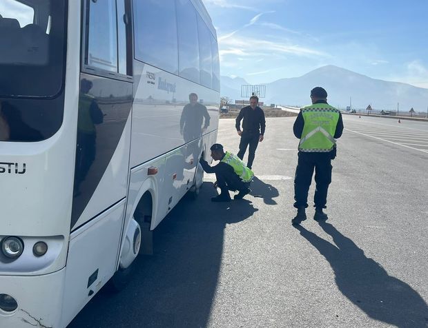 Afyon Bolvadin'de kış lastiği olmayan sürücülere ceza yağdı