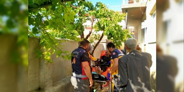 Afyon'da yangın: Mahsur kalan yaşlı adamı itfaiye kurtardı!