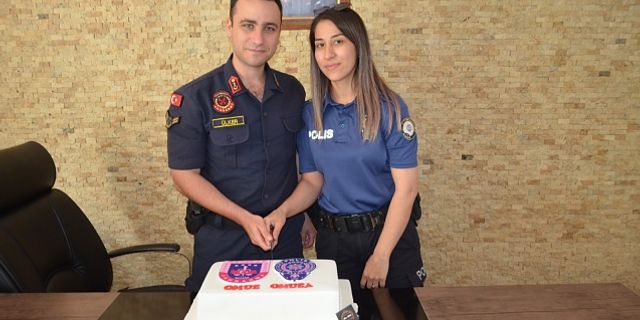 Jandarma'nın kuruluş yıl dönümü pastasını astsubay koca polis eşiyle kesti