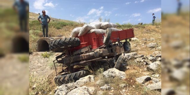 Afyon'da haşhaş kapsülü yüklü traktör devrildi: 1 yaralı var!