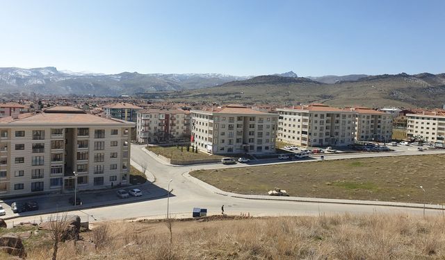 Afyon’da 6 bin kişinin yaşadığı yerde asansör krizi! Engelli vatandaşlar komşuların sırtında inip çıkıyor…