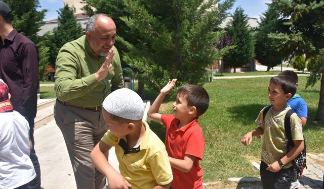 Bu kez öğrenciler onu ziyaret etti: Gençlik Spor İl Müdürü Kasapoğlu öğrencileri gezdirdi.