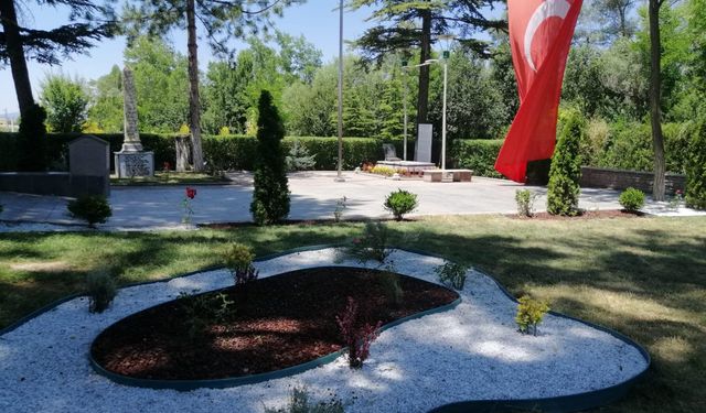 Şehitlikte çevre düzenleme çalışmaları sürüyor