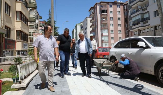 Afyon'da kaldırım yenileme çalışması yapılıyor