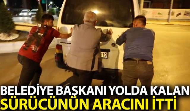 Belediye başkanı yolda kalan sürücünün aracını itti