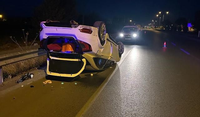Sinanpaşa'da otomobil bariyerlere çarparak devrildi! 5 yaralı var...
