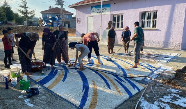 Afyon'da veliler bu okulu temizleyip halılarını yıkadı