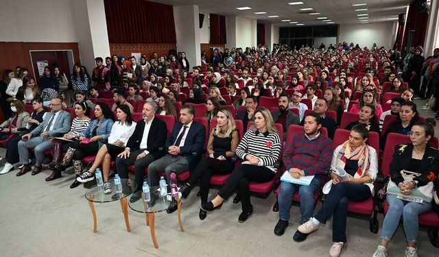 Afyon’da konuşan Saadet Öğretmen erkek öğretmenlere seslendi: Çocuk istismarını bildirmekten çekinmeyin, cesur bir kadın