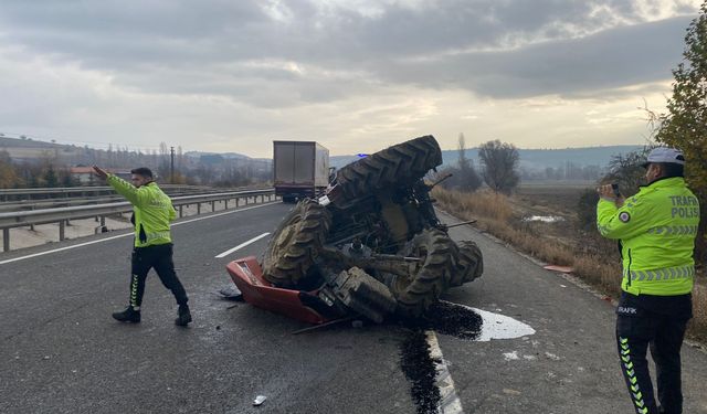 Uşak-Afyon yolunda feci kaza: Kamyon traktöre çarptı...Traktör sürücüsü hayatını kaybetti