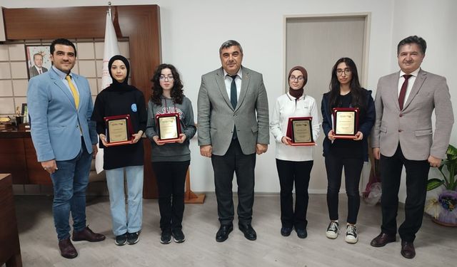 Afyon'da bu lisenin öğrencileri Türkiye Münazara Yarışmasında Türkiye 3’ncüsü oldular