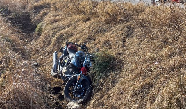Afyon'da motosiklet yoldan çıkarak tarlaya devrildi: Sürücü hastaneye kaldırıldı