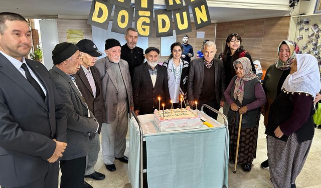 Afyon Sandıklı'da huzurevi sakinlerine sürpriz doğum günü