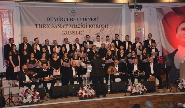 Demirci Türk Sanat Müziği Korosu, ilk konserini verdi