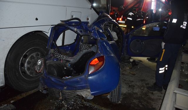 İzmir'de yolcu otobüsü ile otomobilin çarpıştığı kazada 4 kişi yaralandı